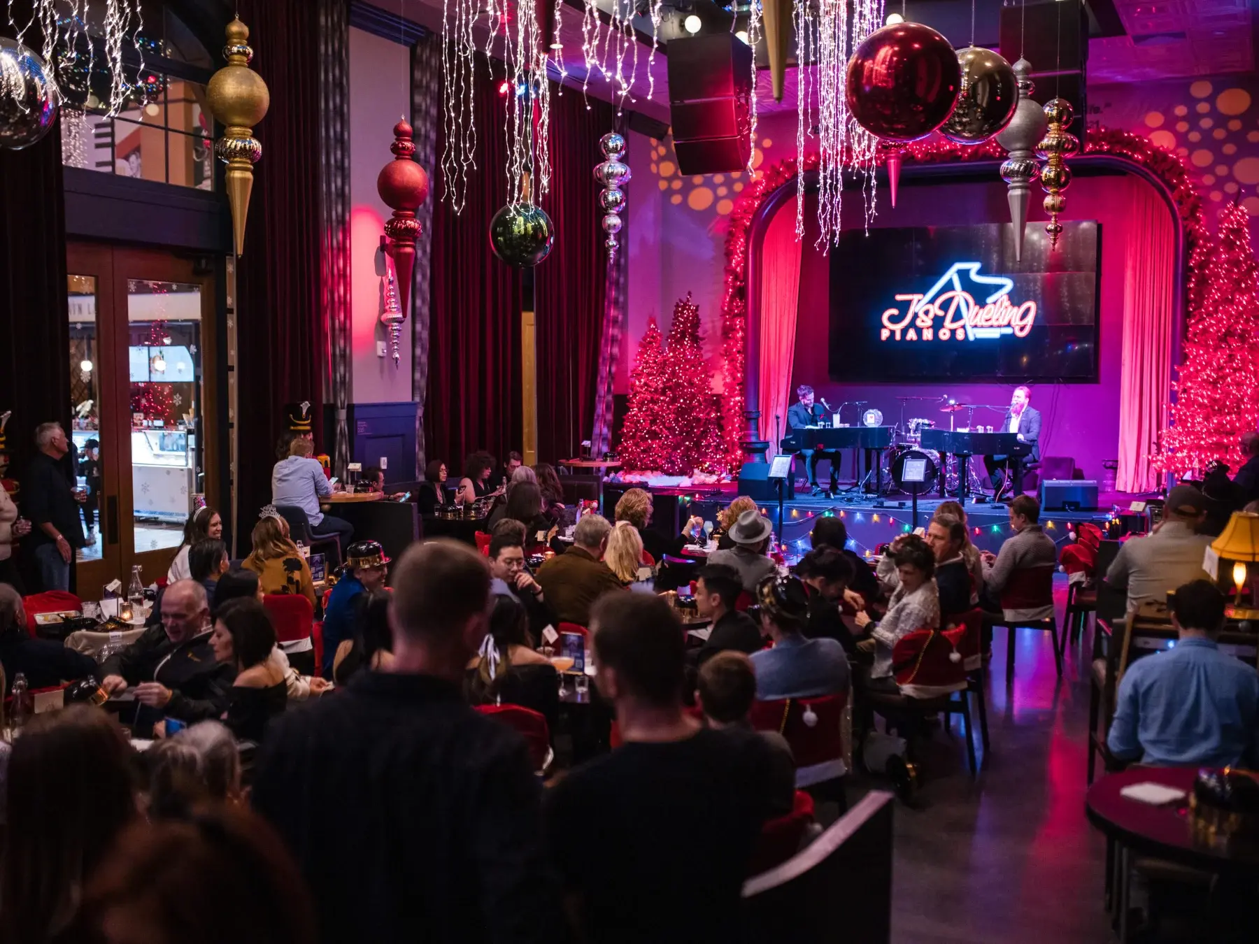 dalga-harvest-hall-new-years-eve-nye-third-rail-holly-jolly-bar-crowd-watching-show-scaled