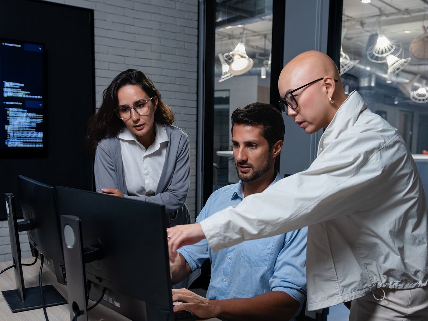 Ein engagiertes IT- und Compliance-Team, das Daten auf einem Computerbildschirm überprüft – ein Beispiel für den manuellen Aufwand und die Notfallübungen, die für die Verwaltung komplexer IGA-Altsysteme erforderlich sind. – Saviynt